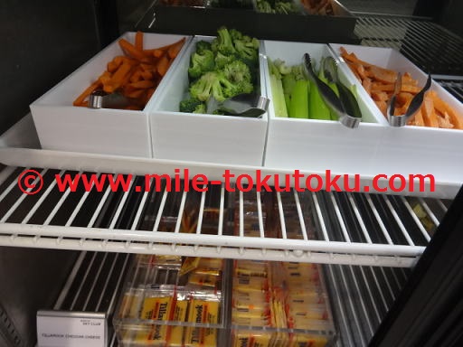 ミネアポリス空港 デルタ航空ラウンジ 野菜スティック