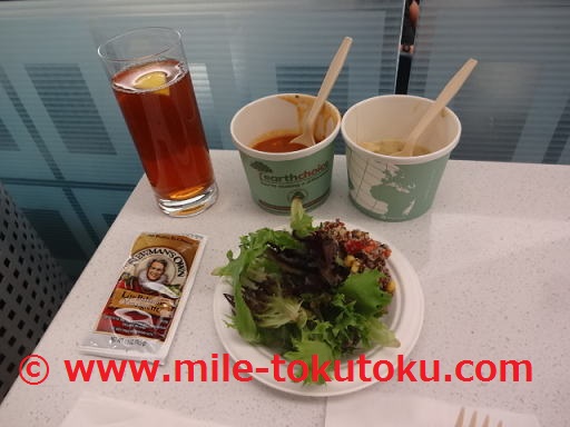 ミネアポリス空港 デルタ航空ラウンジ テーブルに持ってきた食事