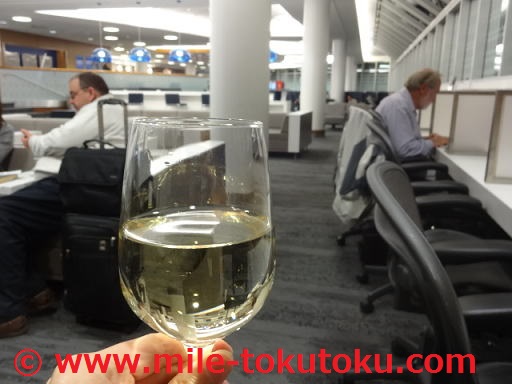 ミネアポリス空港 デルタ航空ラウンジ 白ワイン