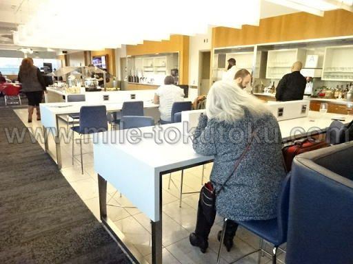 ロサンゼルス デルタ航空ラウンジ カウンター席