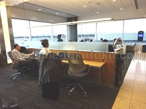 ロサンゼルス デルタ航空ラウンジ カウンター席