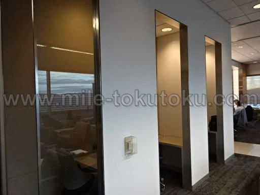 ロサンゼルス デルタ航空ラウンジ 個室タイプのデスク