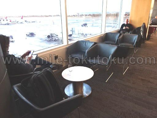 ロサンゼルス デルタ航空ラウンジ 窓側席