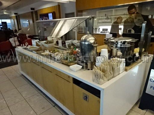 ロサンゼルス デルタ航空ラウンジ 食事コーナー