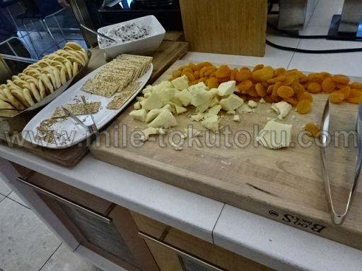 ロサンゼルス デルタ航空ラウンジ チーズ