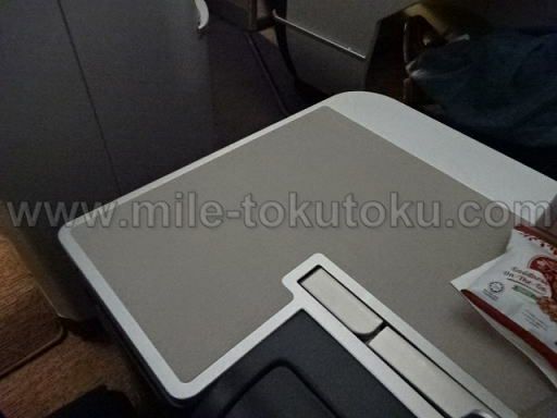 マレーシア航空 A350 ビジネスクラス サイドテーブル