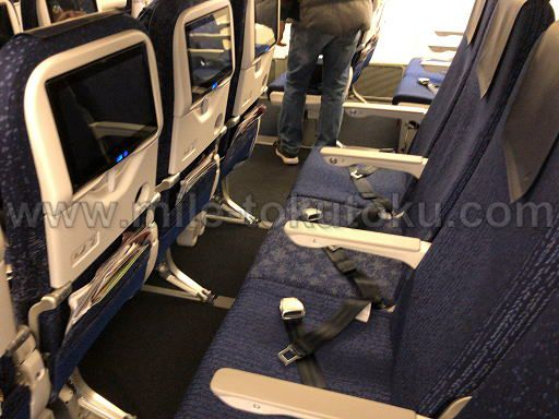 ANA国内線 普通席 モニター付き新シート 横から