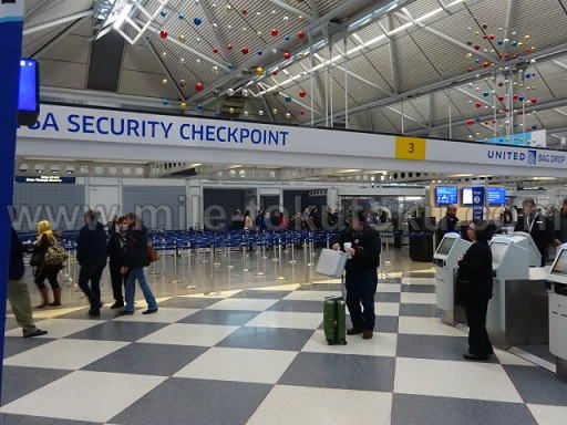 シカゴ/オヘア空港 乗り継ぎ 保安検査の列