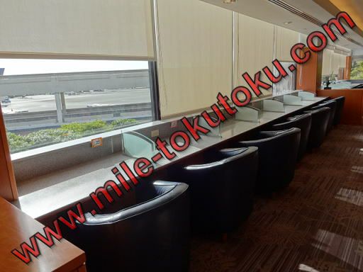 ホノルル空港 JALサクララウンジ 窓側のカウンター席