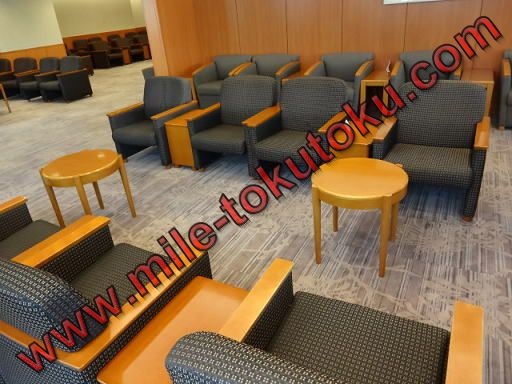 ホノルル空港 JALサクララウンジ ソファー席