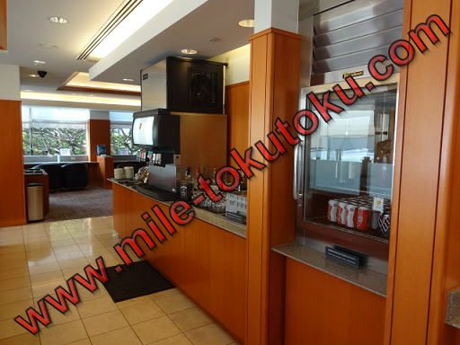 ホノルル空港 JALサクララウンジ 1つ目の飲食コーナー