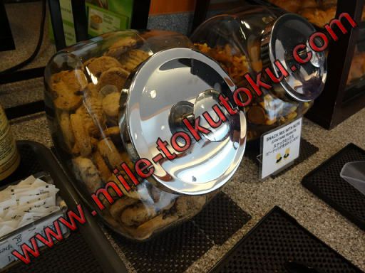 ホノルル空港 JALサクララウンジ おつまみ