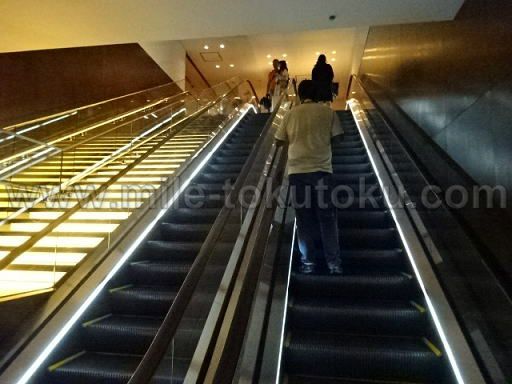 羽田JALダイヤモンドプレミアラウンジ エスカレーター