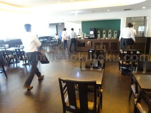 羽田JALダイヤモンドプレミアラウンジ テーブル席