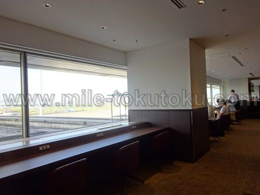 羽田JALダイヤモンドプレミアラウンジ カウンター席