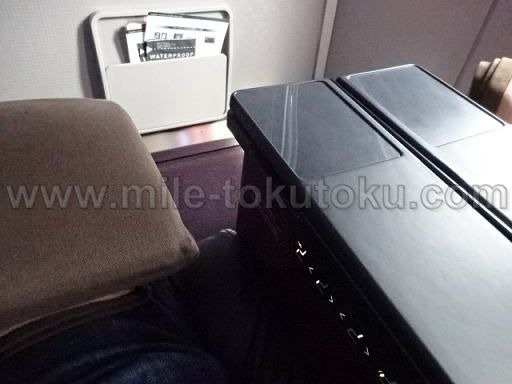 JAL国内線 新ファーストクラス サイドテーブル