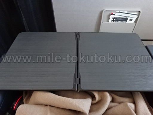 JAL国内線 新ファーストクラス メインのテーブル