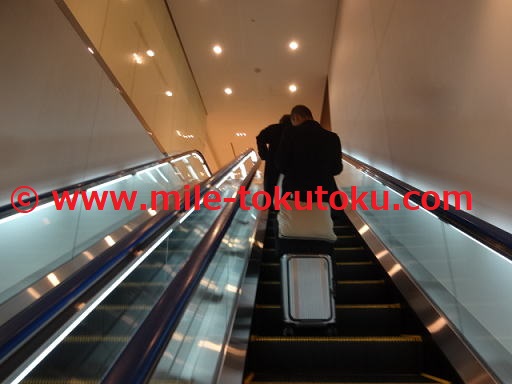 羽田空港 国内線 ANAラウンジ エスカレーターで1つ上の階へ