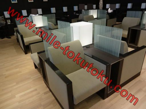 羽田空港 国内線 ANAラウンジ 仕切りのあるソファー席