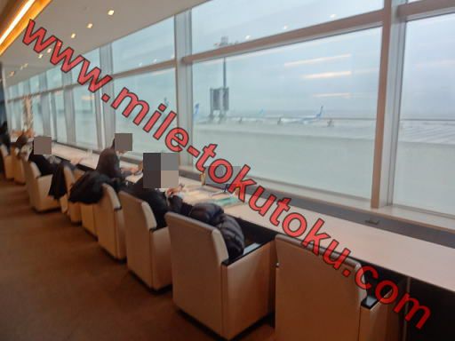 羽田空港 国内線 ANAラウンジ 窓側のカウンター席