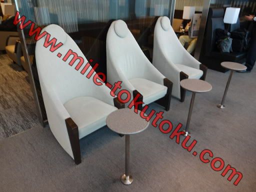 羽田空港 国内線 ANAラウンジ 窓に近い白い椅子