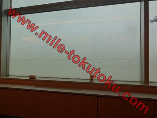 羽田空港 国内線 ANAラウンジ 窓にぼかしがある