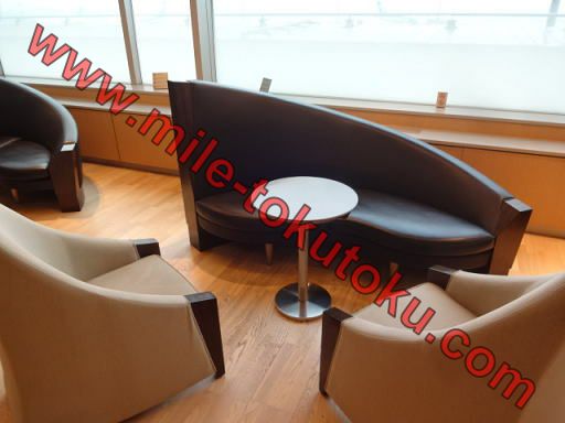 羽田空港 国内線 ANAラウンジ 幅の広いソファー