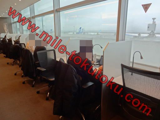 羽田空港 国内線 ANAラウンジ 窓側のビジネスデスク