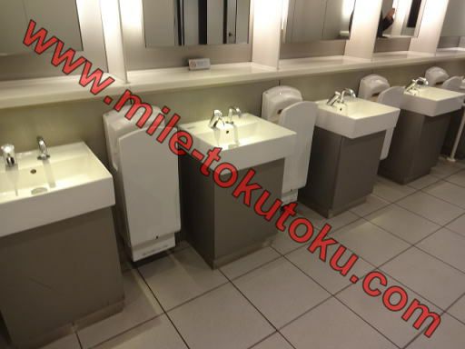 羽田空港 国内線 ANAラウンジ 各手洗い場にハンドドライヤー