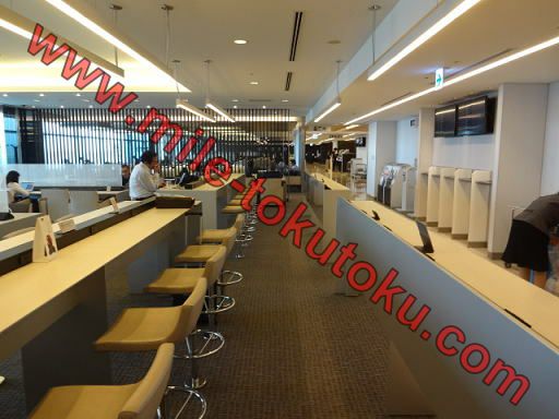 羽田空港 国内線 ANAラウンジ 一番左奥から中心見る