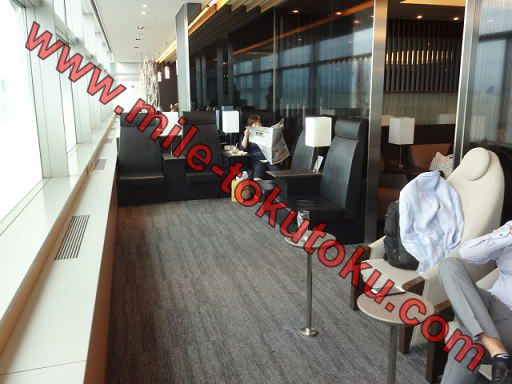 羽田空港 国内線 ANAラウンジ 窓側のリラックスエリア