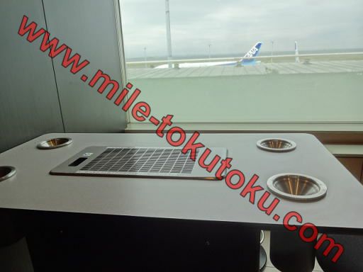 羽田空港 国内線 ANAラウンジ 喫煙所からは外が見える