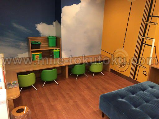 羽田空港 国内線 ANAラウンジ キッズルームの椅子・机