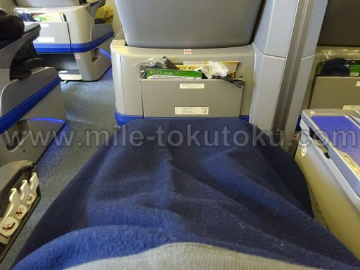 ANA国内線 プレミアムクラス 横になっている状態