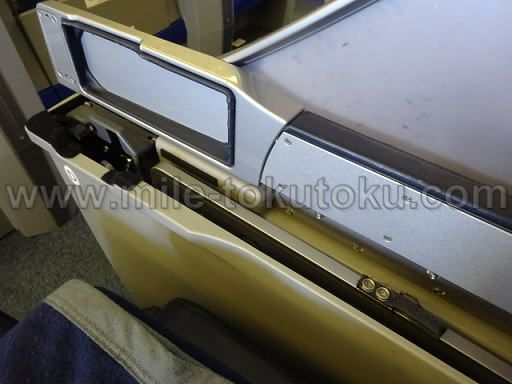 ANA国内線 プレミアムクラス テーブルはひじ掛け下に