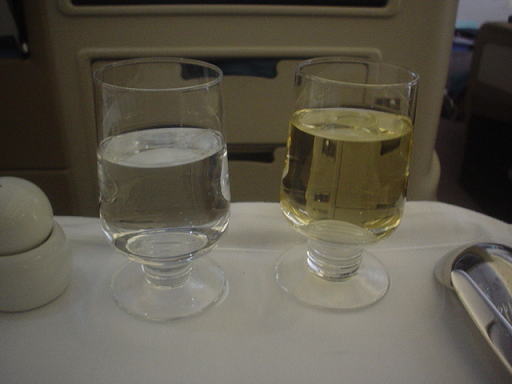 シンガポール航空ビジネスクラスでの白ワインと水