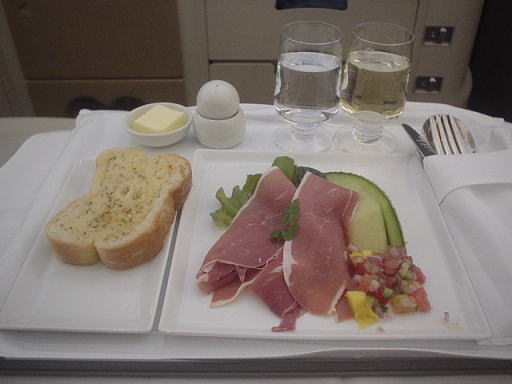 シンガポール航空ビジネスクラスでの生ハムとメロンのサラダ