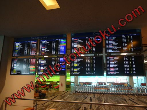 シンガポール/チャンギ空港 乗り継ぎ 電光掲示板