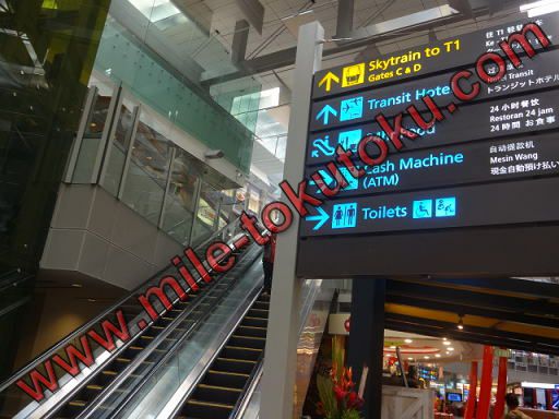 シンガポール/チャンギ空港 乗り継ぎ フードコートは１つ上の階