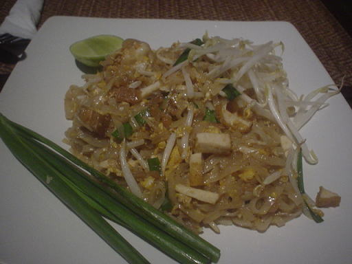 �o���R�N�E�g�����[�w�̋߂��ŐH�ׂ��^�C���Ă�����