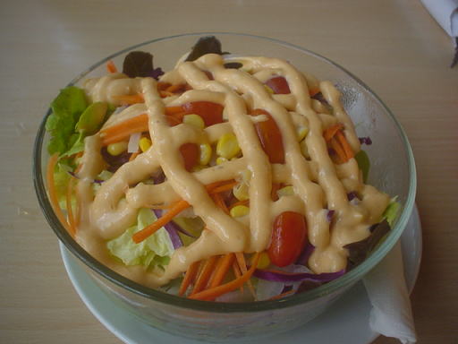 �o���R�N�ŐH�ׂ��{�����[�������Ղ��200�~�ȉ��̃T���_