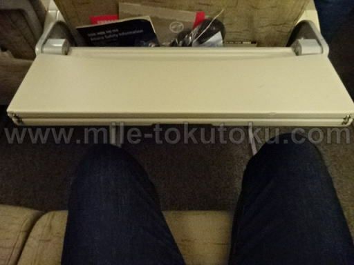 アシアナ航空 エコノミークラス A321 折り畳めるテーブル
