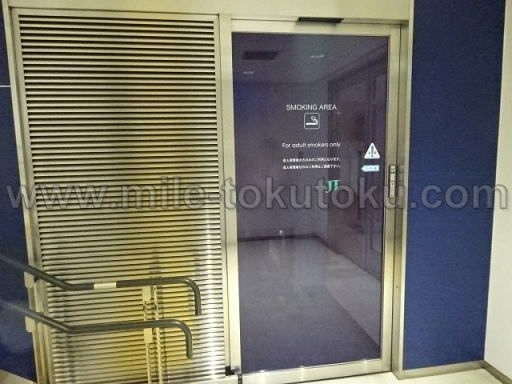 成田空港 第2 IASSラウンジ 喫煙所の入口