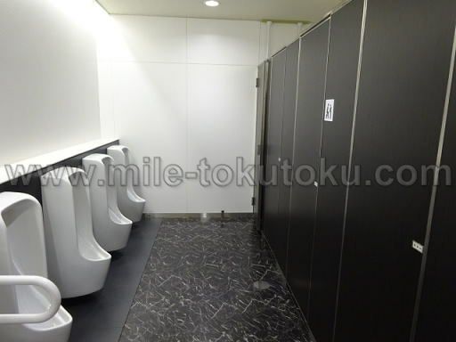 成田空港 第2 IASSラウンジ 男性トイレ