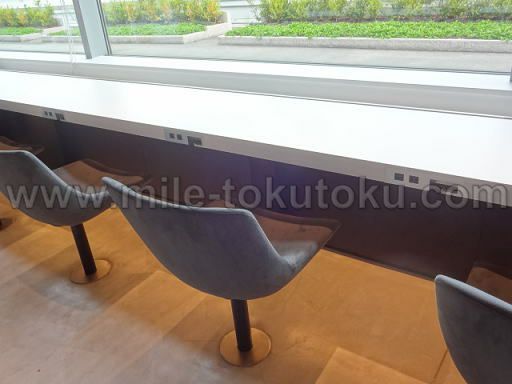 羽田空港 第2 POWER LOUNGE NORTH カウンター席