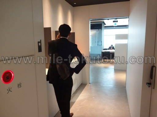 羽田空港 第2 POWER LOUNGE NORTH 通話するサラリーマン