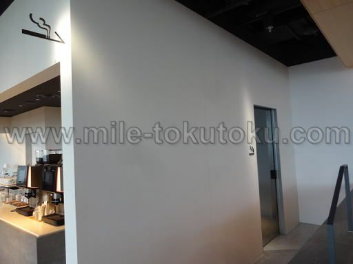 羽田空港 第2 POWER LOUNGE NORTH 喫煙室のサイン