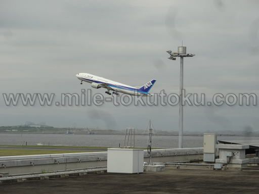 羽田空港 第2 POWER LOUNGE NORTH 離発着する飛行機