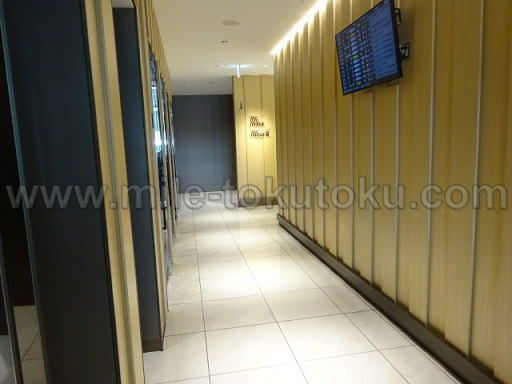 那覇空港 ANAラウンジ 受付への通路