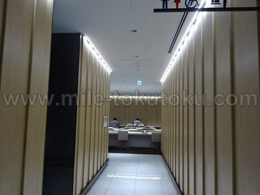 那覇空港 ANAラウンジ 中心への廊下